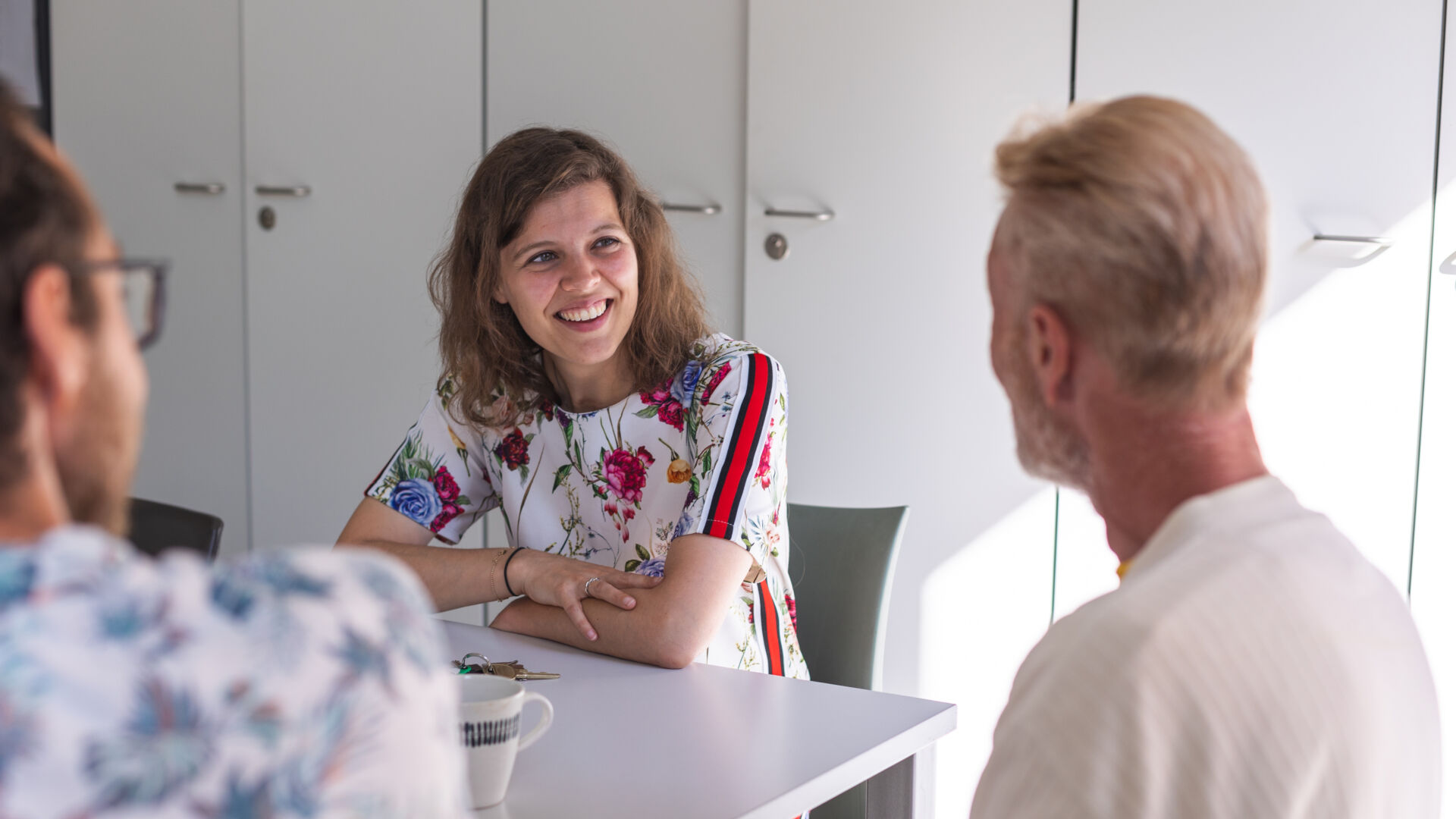 Medewerkers in gesprek met een patiënt op de afdeling Wadis